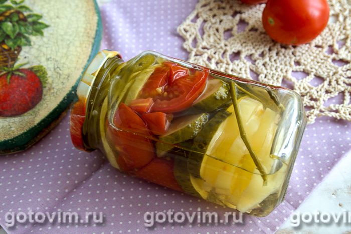 Салат из огурцов и помидоров на зиму «Слойка» . Фотография рецепта