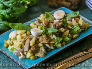 Салат с солеными грибами, картофелем, рукколой и перепелиными яйцами
