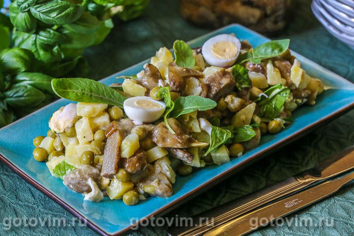 Салат с солеными грибами, картофелем, рукколой и перепелиными яйцами. Фотография рецепта