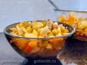 Салат с солеными груздями, огурцами и картофелем