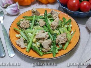Тёплый салат из спаржи, яиц и паштета