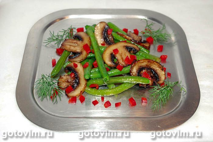 Теплый салат со спаржевой фасолью и шампиньонами. Фотография рецепта