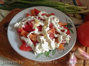 Овощной салат с сыром страчателла