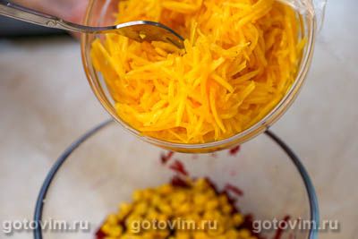 Салат из свеклы с маринованной тыквой и кукурузой в медово-горчичной заправке, Шаг 04