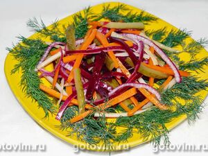 Овощной салат с запеченной свеклой, морковью, сельдереем и соленым огурцом