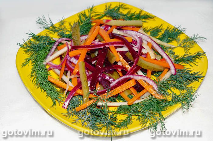 Овощной салат с запеченной свеклой, морковью, сельдереем и соленым огурцом. Фотография рецепта