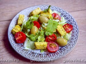 Салат с жареным тофу, оливками и помидорами черри