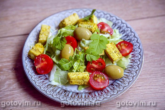 Салат с жареным тофу, оливками и помидорами черри. Фотография рецепта