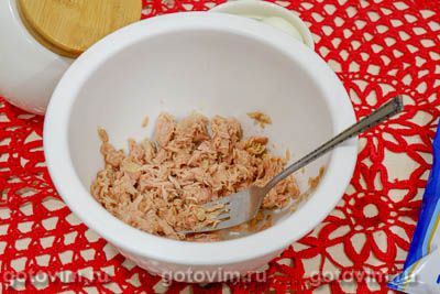 Салат из консервированного тунца, яиц и сельдерея, Шаг 01