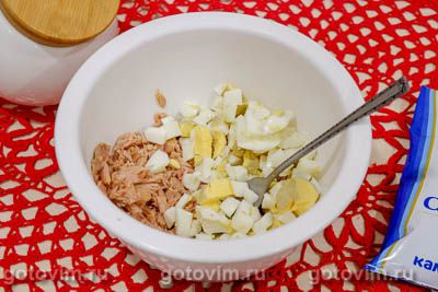 Салат из консервированного тунца, яиц и сельдерея, Шаг 02