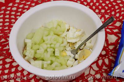 Салат из консервированного тунца, яиц и сельдерея, Шаг 03