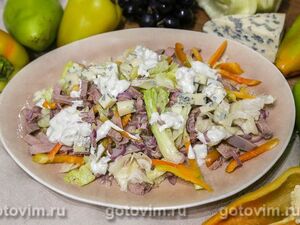 Салат из языка с овощами и сыром с голубой плесенью