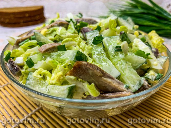 Салат из отварного языка с пекинской капустой и свежим огурцом. Фотография рецепта