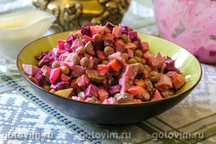 Салат из языка со свеклой и овощами. Фотография рецепта