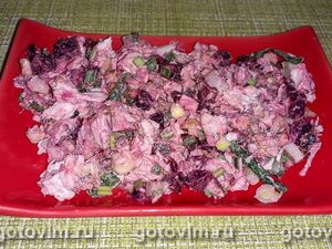 Салат из запеченной курицы со свёклой и грецкими орехами
