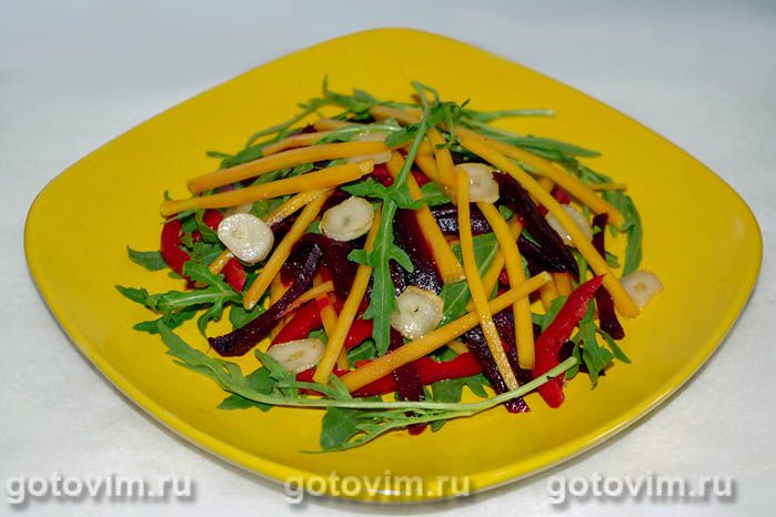 Салат из запеченной свеклы с маринованной тыквой, сладким перцем, рукколой и чесноком. Фотография рецепта