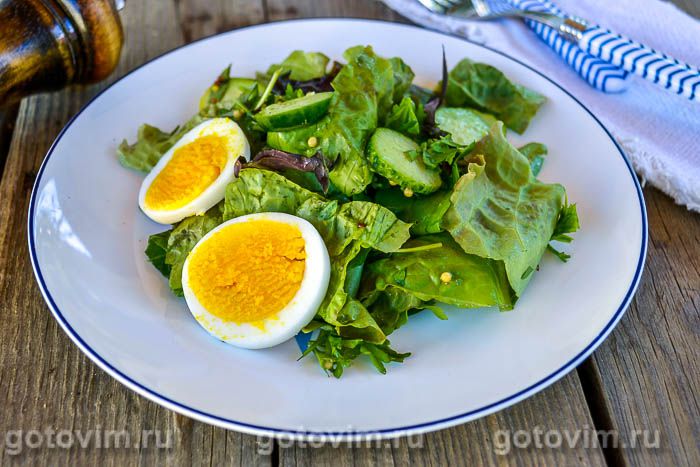 Салат из свежей зелени, огурцов, яиц с горчичной заправкой. Фотография рецепта