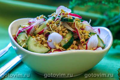 Салат из пророщенной зеленой гречки с овощами