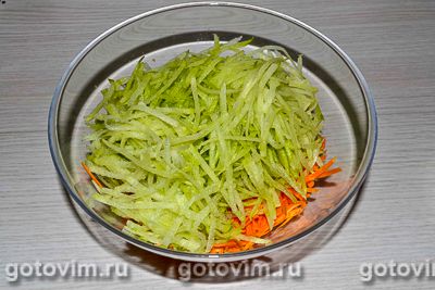Салат из зеленой редьки с мясом и яичными блинчиками, Шаг 05