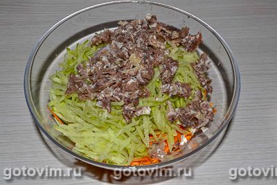 Салат из зеленой редьки с мясом и яичными блинчиками, Шаг 06
