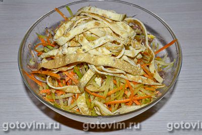 Салат из зеленой редьки с мясом и яичными блинчиками, Шаг 08