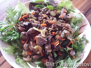 Салат с жареной куриной печенкой, грибами и овощами