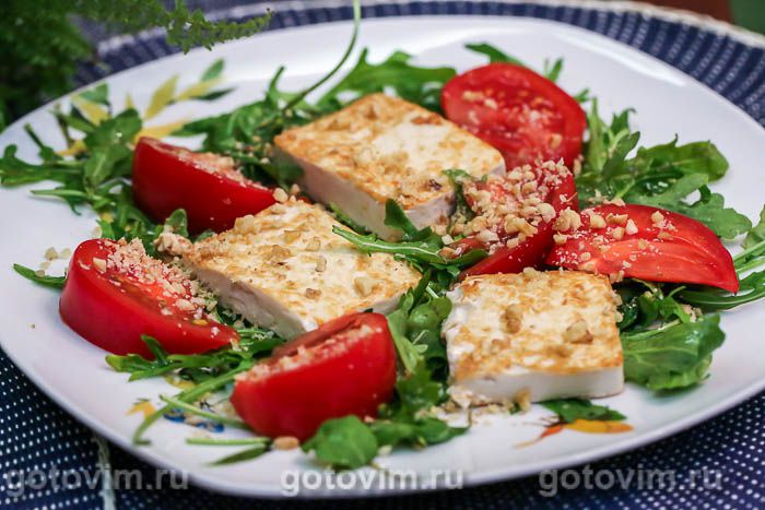 Салат с жареным тофу, помидорами и рукколой. Фотография рецепта