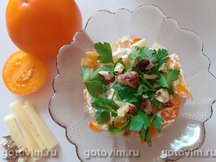 Салат с желтыми помидорами, сыром и орехами. Фотография рецепта