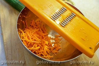 Салат из цветной капусты с огурцами, помидорами и морковью, Шаг 03