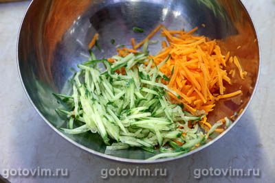 Салат из цветной капусты с огурцами, помидорами и морковью, Шаг 04