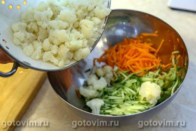 Салат из цветной капусты с огурцами, помидорами и морковью, Шаг 05