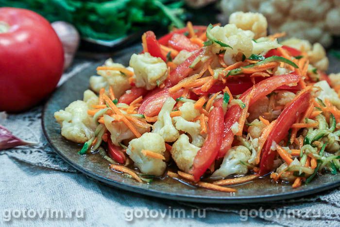 Салат из цветной капусты с огурцами, помидорами и морковью. Фотография рецепта