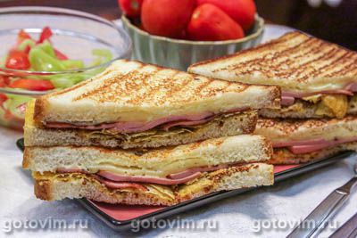 Арканзасский сэндвич с жареной колбасой и чипсами. Фото-рецепт