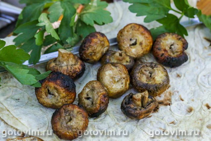Шашлык из грибов в майонезе с чесноком. Фотография рецепта