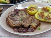Стейки из свиной шеи с виноградом в мультиварке