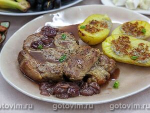 Стейки из свиной шеи с виноградом в мультиварке