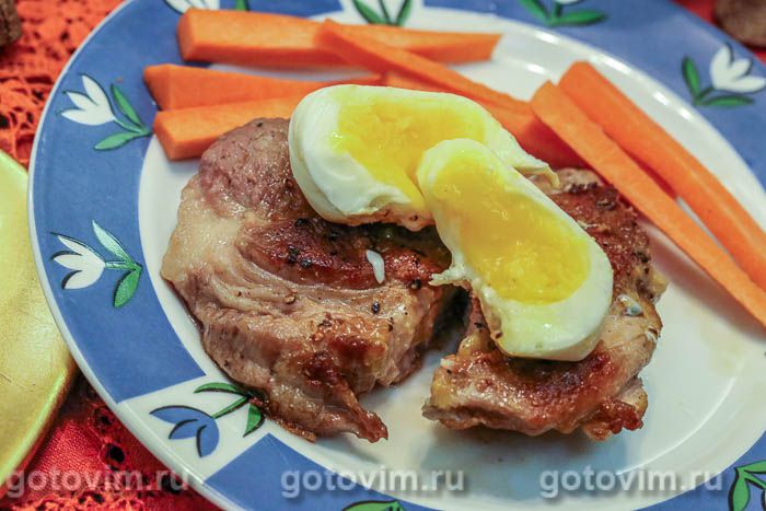 Стейки из свинины с яйцом пашот. Фотография рецепта