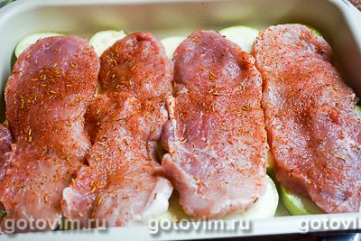 Шницели из свинины на «подушке» из кабачков, запечённые в духовке с помидорами и сыром, Шаг 05