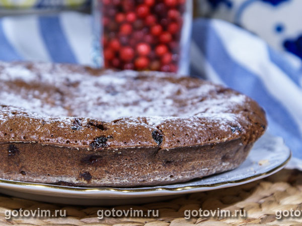 Шоколадный пирог с брусникой. Фотография рецепта