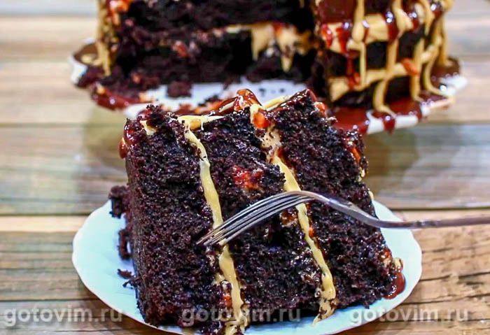 Шоколадно-карамельный торт с орехами. Фотография рецепта