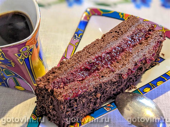 Шоколадный торт с шоколадно-кофейным кремом и ягодной прослойкой. Фотография рецепта