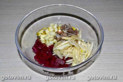 Шведский салат из свеклы с соленой сельдью, Шаг 06