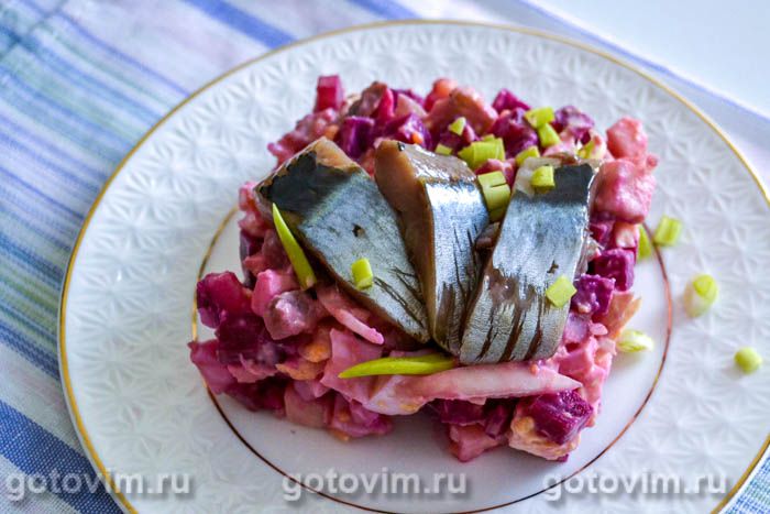 Шведский салат из свеклы с соленой сельдью. Фотография рецепта