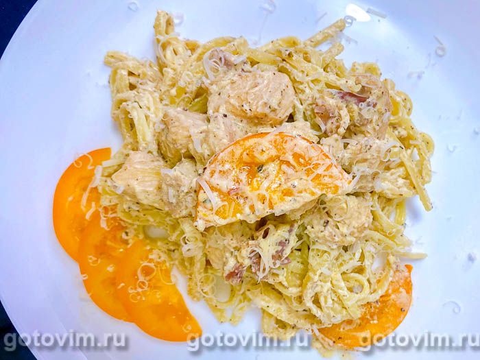 Тальятелле с курицей и беконом в сливочном соусе . Фотография рецепта