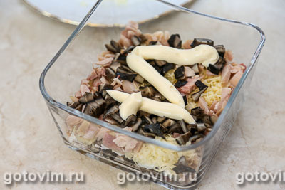 Слоеный салат с копченой курицей и грибами, Шаг 06