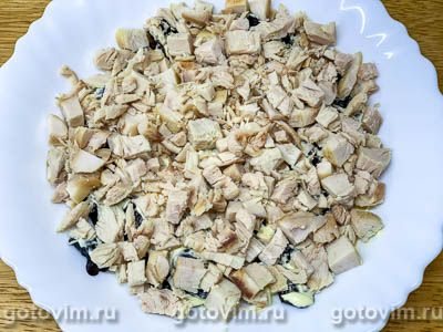 Слоеный салат с курицей, черносливом, шампиньонами и грецким орехом, Шаг 05