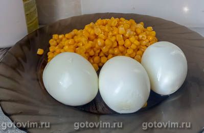 Слоеный салат «Нежная курочка» с сыром, кукурузой и помидорами, Шаг 01