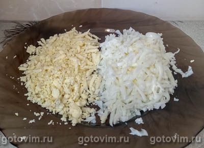 Слоеный салат «Нежная курочка» с сыром, кукурузой и помидорами, Шаг 03