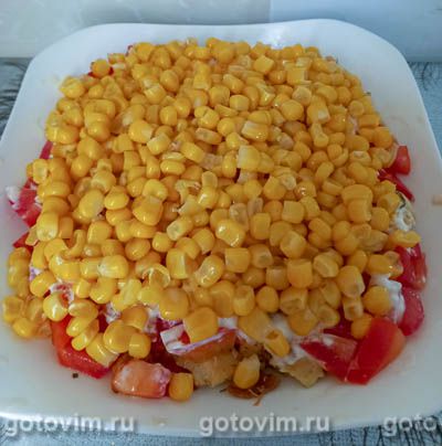 Слоеный салат «Нежная курочка» с сыром, кукурузой и помидорами, Шаг 06