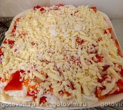 Слоеный салат «Нежная курочка» с сыром, кукурузой и помидорами, Шаг 09